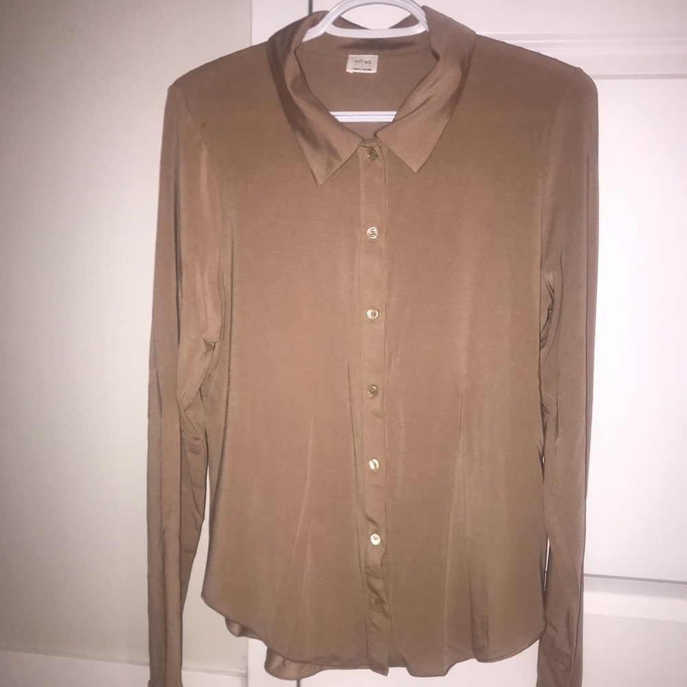 Wilfred. Beige cotton button up.